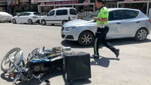 Karaman’da otomobille çarpışan motokurye yaralandı