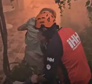 İzmir’deki yangından duygu dolu görüntüler: Mahsur kalanları ekipler böyle kurtardı