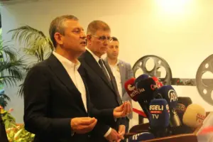 CHP Genel Başkanı Özgür Özel İzmir’de basın toplantısı düzenledi