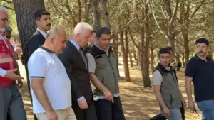İstanbul Valisi Davut Gül, Sultangazi Kent Ormanı’nda incelemelerde bulundu: “Yangın kontrol altına alındı”