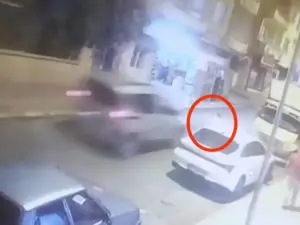 Siirt’te aniden yola çıkan çocuğa aracın çarptığı anlar kamerada