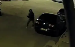 Karaman’da otomobile zarar veren kasklı saldırgan kamerada