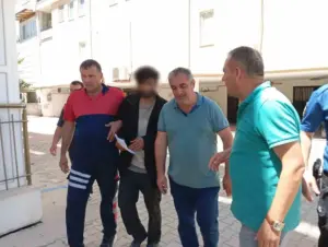 “İntiharkolik Hasan” yine sahnede: 200’den fazla kez çatıya çıktı, para alıp indi