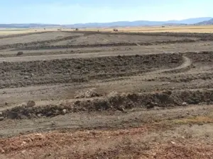 Burdur’da çıkan arazi yangını köylülerin imece usulü çalışmasıyla söndürüldü