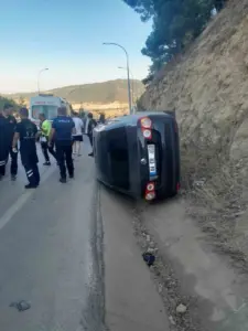 Kaza yapan araca başka bir araç çarptı, 2 kişi yaralandı